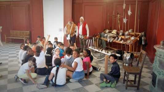 Visite pédagogique au chateau de Meung - présentation des armes médiévales